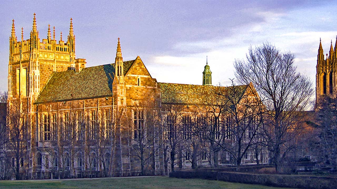 Peter Lynch besuchte das Boston College 